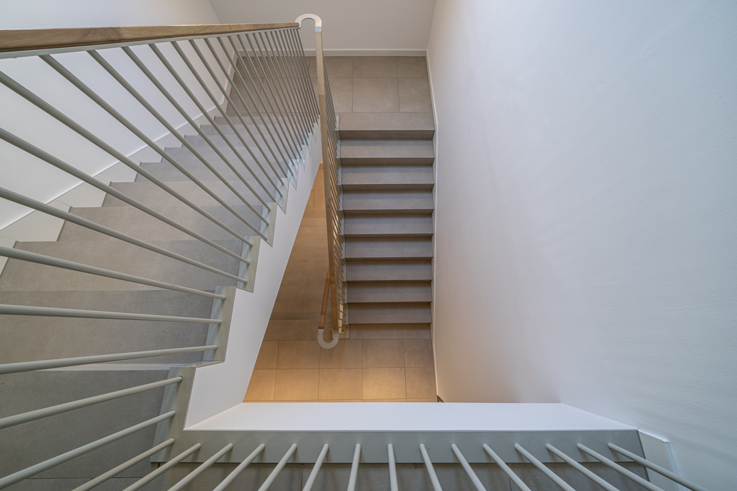 Az Óbuda Group megújult székházában a Decor Floor burkolatai segítettek a modern és időtálló esztétika megteremtésében