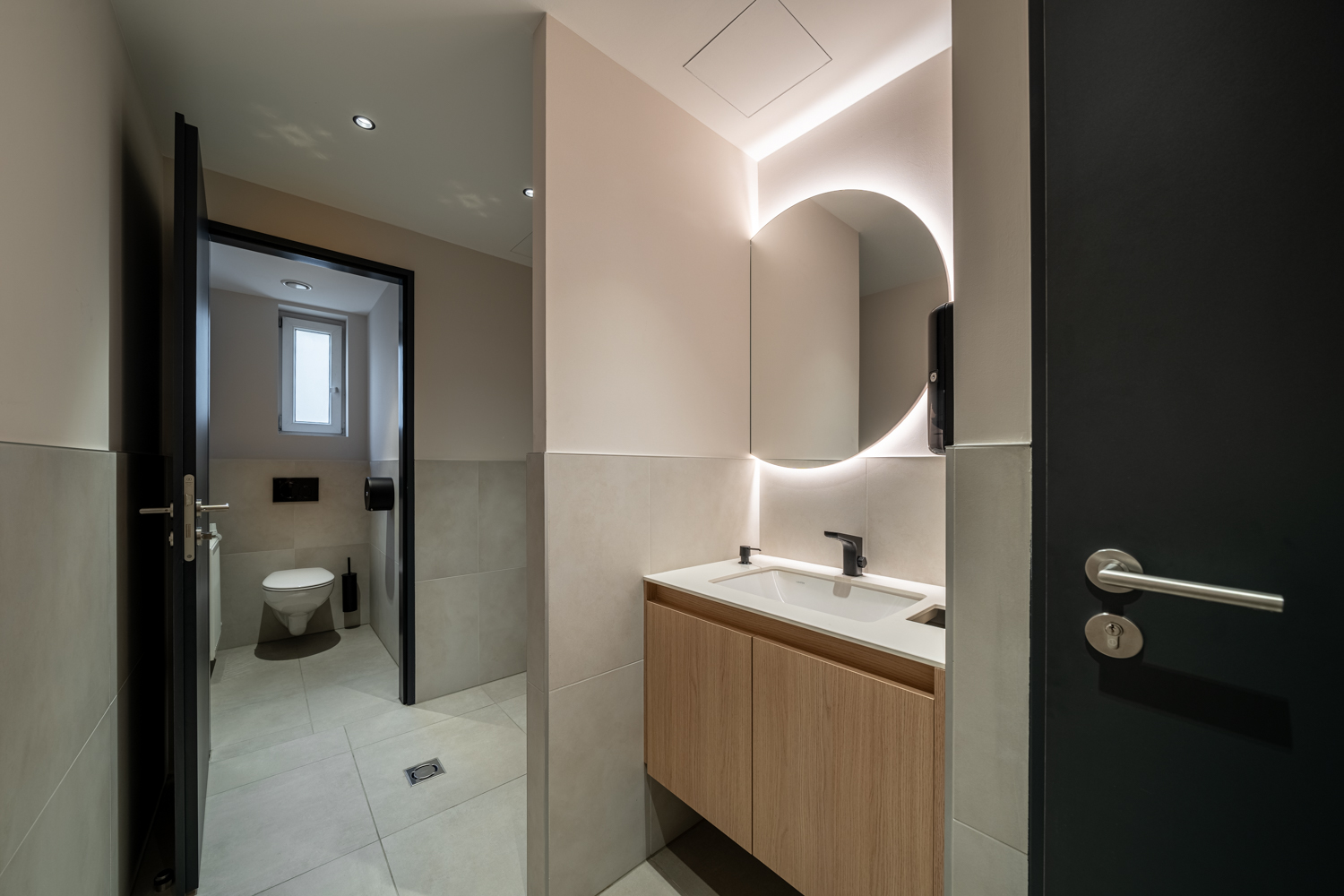 Az Óbuda Group megújult székházában a Decor Floor burkolatai segítettek a modern és időtálló esztétika megteremtésében