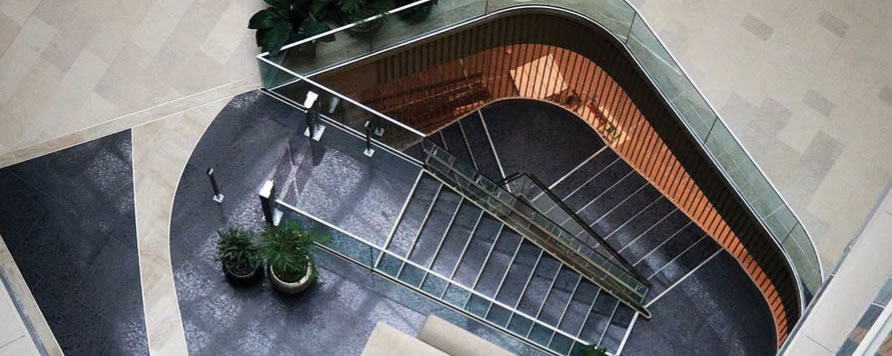 dormakaba zárrendszer és fizikai beléptető eszközök a Szervita Square Building épületében<br>(kép forrása: www.szervita.com)