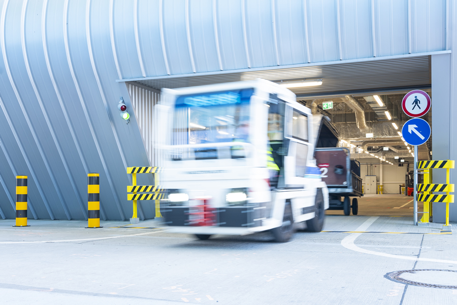 Energiahatékony EFAFLEX ipari kapuk a Budapest Airport épületén