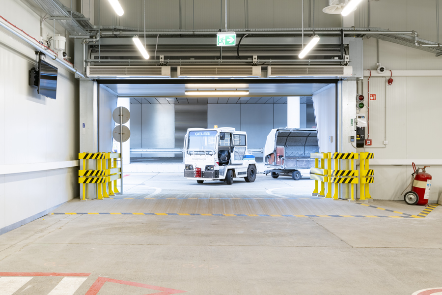 Energiahatékony EFAFLEX ipari kapuk a Budapest Airport épületén
