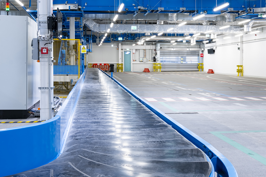 Energiahatékony EFAFLEX ipari kapuk a Budapest Airport épületén