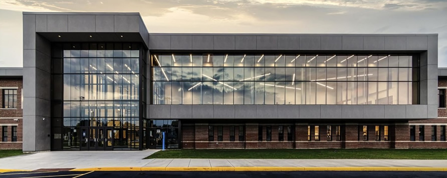 West Chicago általános és középiskolai épület korszerűsítése Trespa Meteon használatával  (fotó: Alexander Romanovsky, DLA Architects Ltd.)