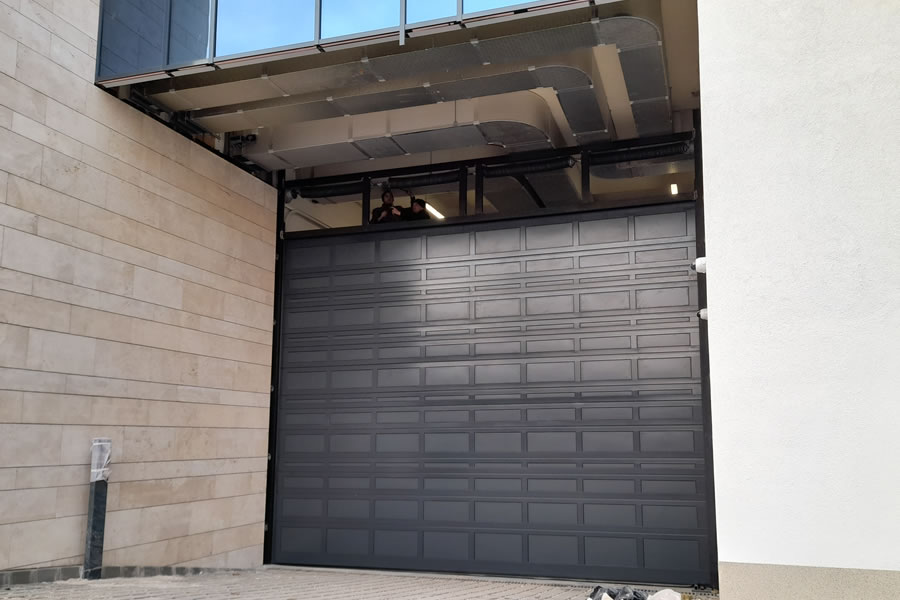 Speciális Thermoline T200 ipari szekcionált kapu az Érdi Járásbíróság új épületén