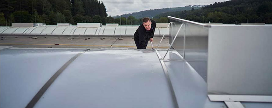 Az Erich Schäfer raktárépületének bővítése VELUX Commercial sávos felülvilágítókkal