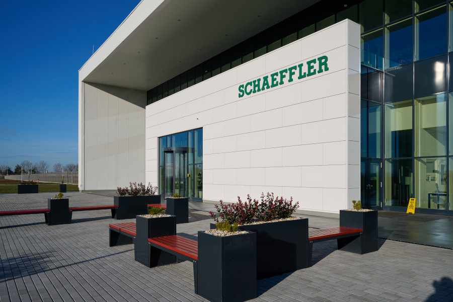 GEZE forgóajtó a Schaeffler Savaria Kft. üzemében