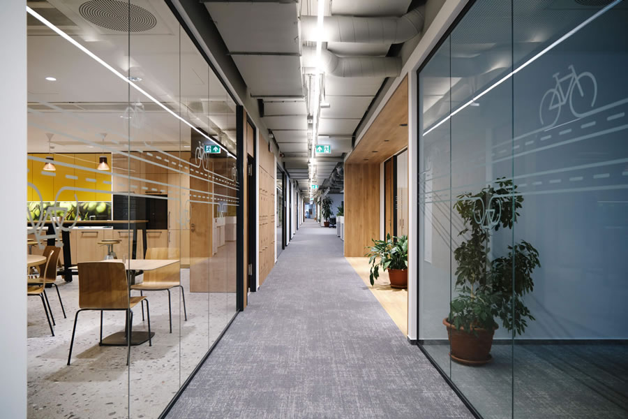 Hanggátló üveg tolóajtók és komplex üvegfalrendszer a Cofidis új irodájában