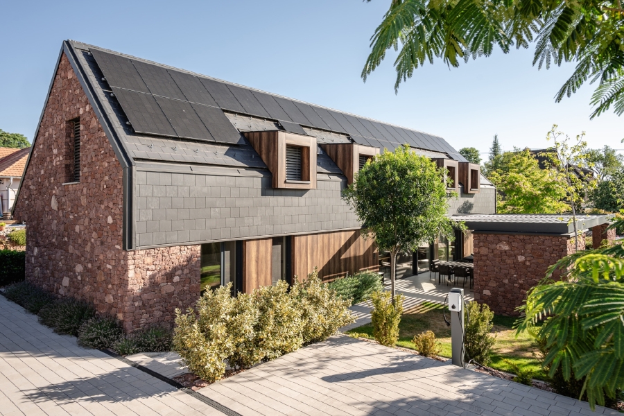 Homlokzatra átforduló Swisspearl palafedés egy Balaton-felvidéki, többgenerációs nyaralón