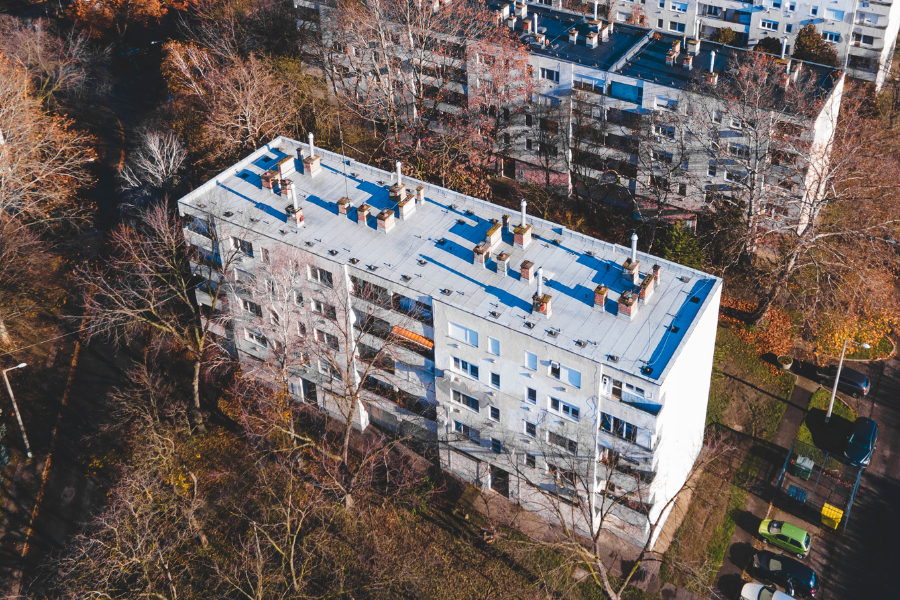Hűsítő, fehér lapostető egy régi panelház tetején