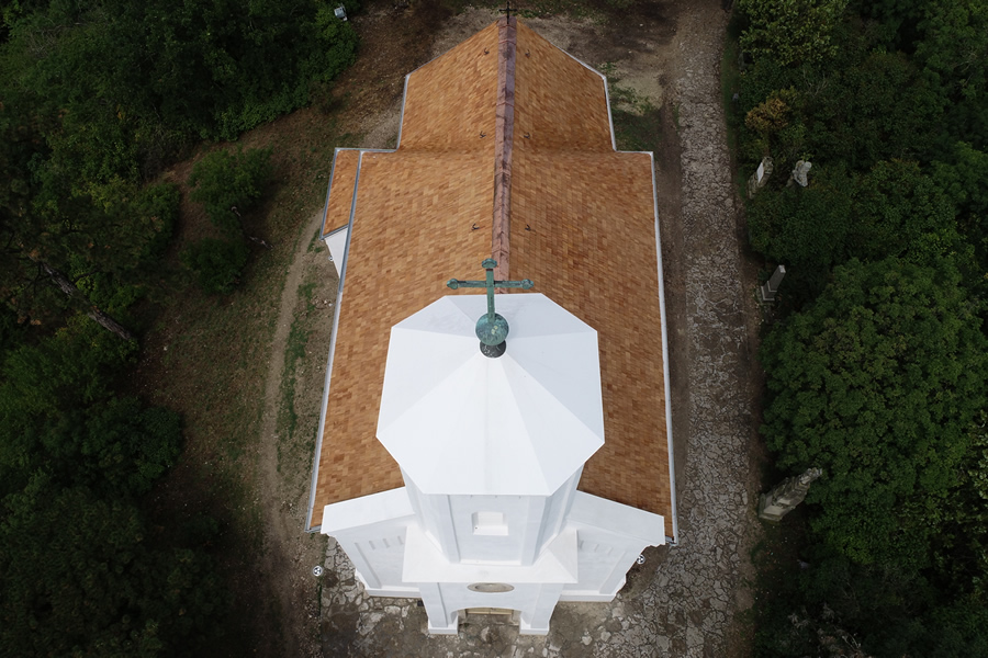 Különleges Krausz High-tech Stone toronytetővel készült a Szent Mihály kápolna rekonstrukciója