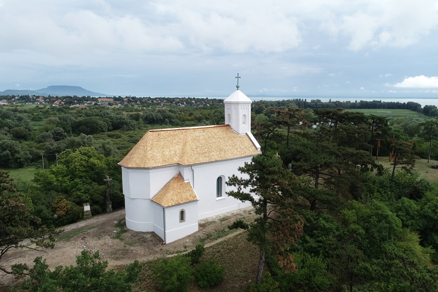 Különleges Krausz High-tech Stone toronytetővel készült a Szent Mihály kápolna rekonstrukciója