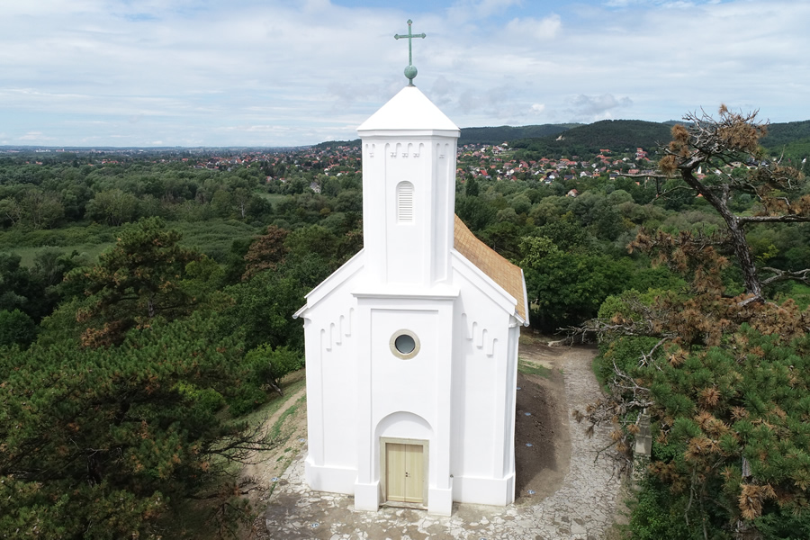 Különleges Krausz High-tech Stone toronytetővel készült a Szent Mihály kápolna rekonstrukciója