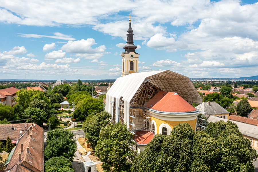 Layher ideiglenes tető segíti a soroksári templom rekonstrukcióját