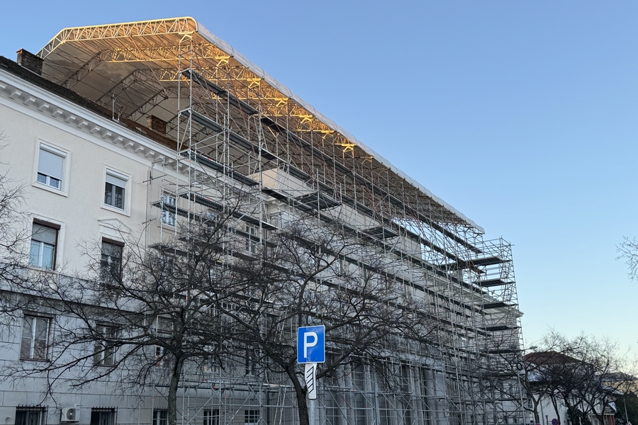 Layher Keder XL védőtető használatával végzik a tetőfelújítást a Csepeli Kormányablak épületén