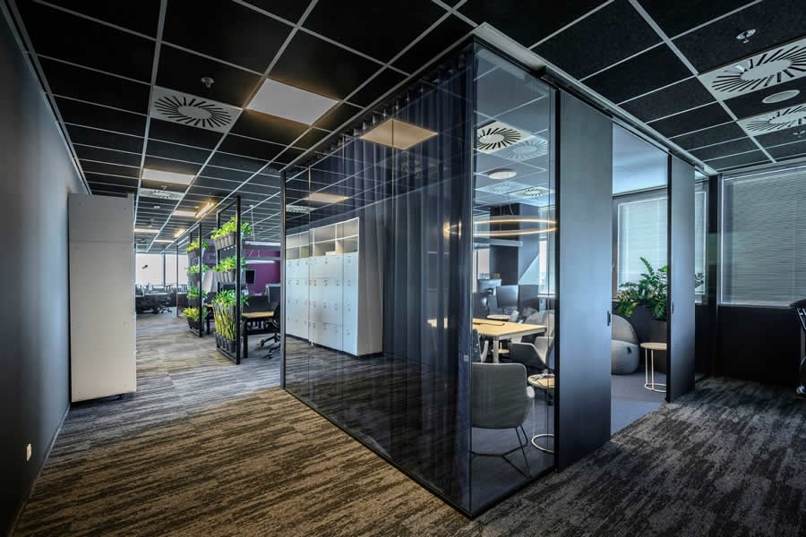 LIKO-S üvegezett válasz- és tolófalak Erste Group IT pozsonyi irodáiban