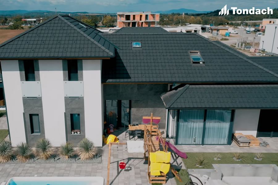 Itt az idő, hogy a dizájn a tetőn is megjelenjen! – Megépült az első Tondach V11 ház Magyarországon