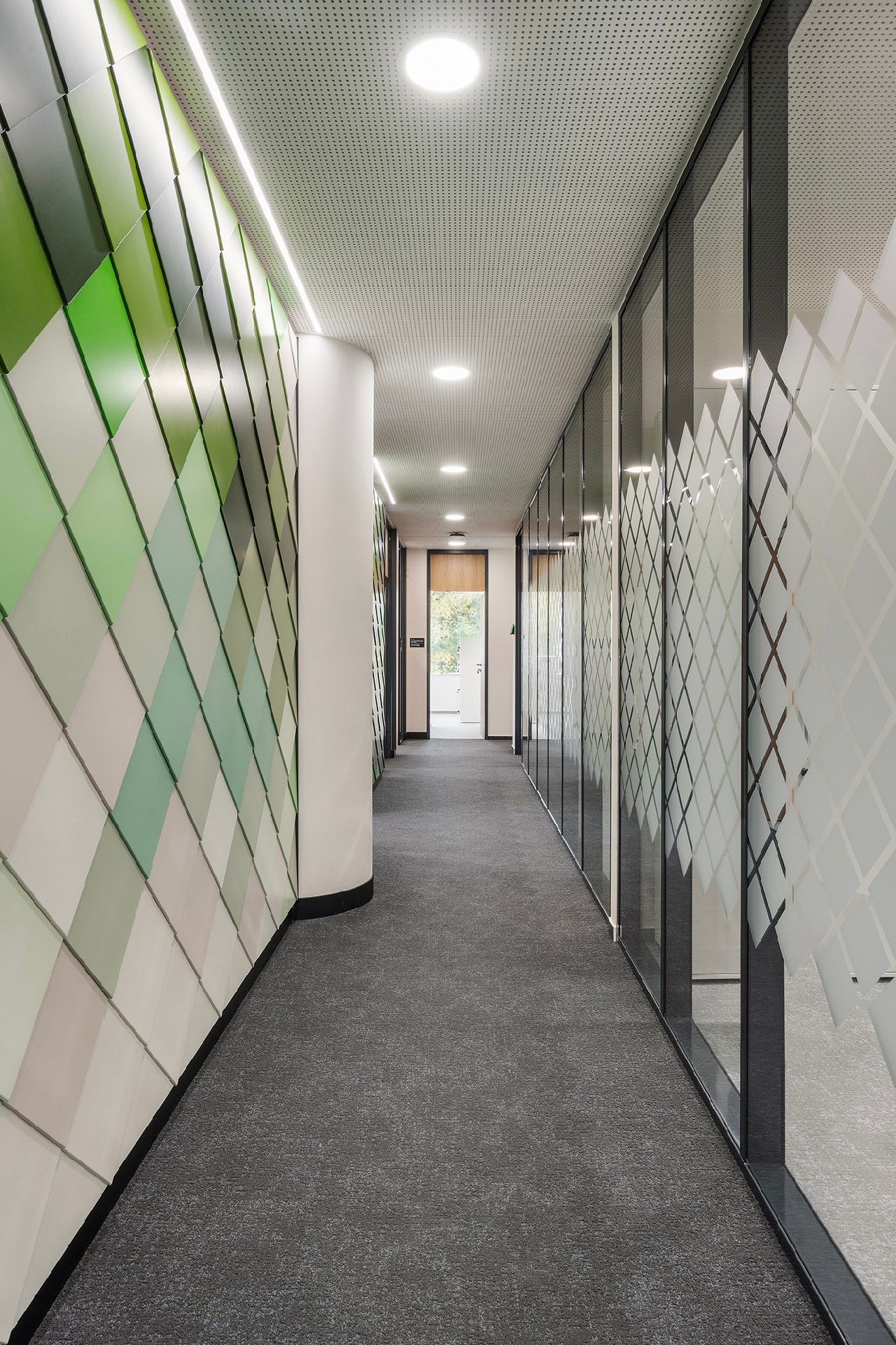 Milliken padlószőnyegek és Gerflor PVC burkolatok a Merkantil Bank új irodájában