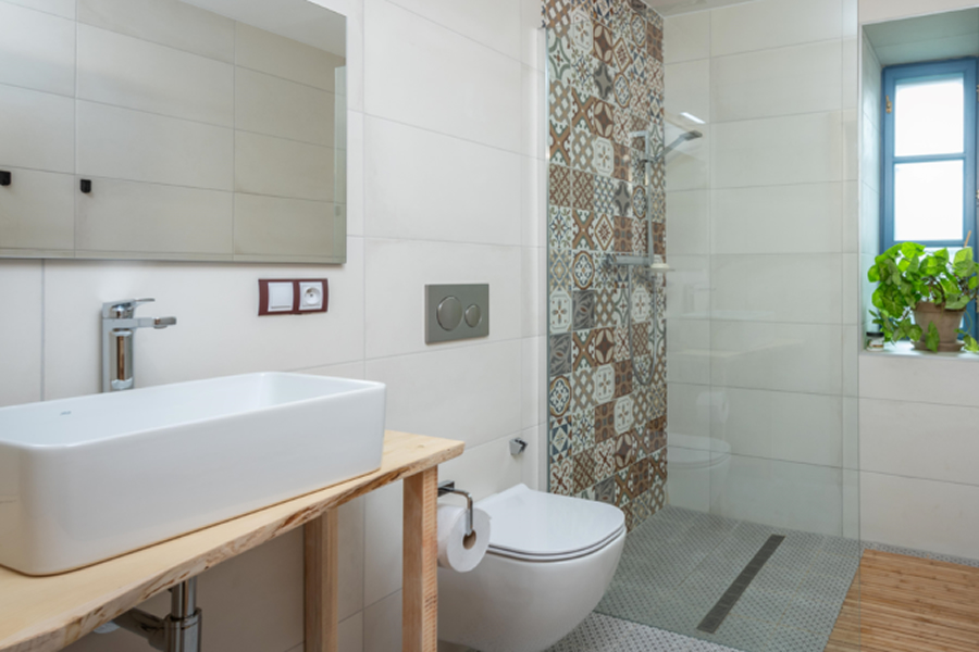 Modern és egyszerű stílusú fürdőszoba JIKA termékekkel