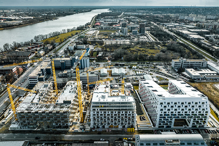 Modern lakások Budapesten, Flat Top rendszerű Liebherr EC-B típusú darukkal építve