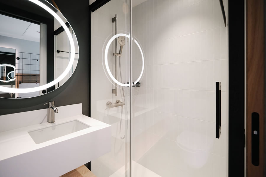 Moxy Budapest Downtown fürdőszobái GMB tolóajtó megoldással