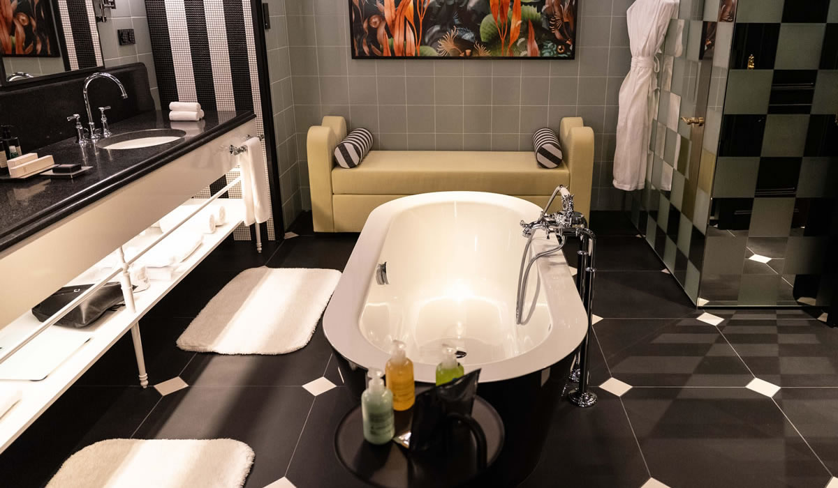 A hotelszobákhoz tartozó fürdőszobák hidegburkolása Mapei termékekkel