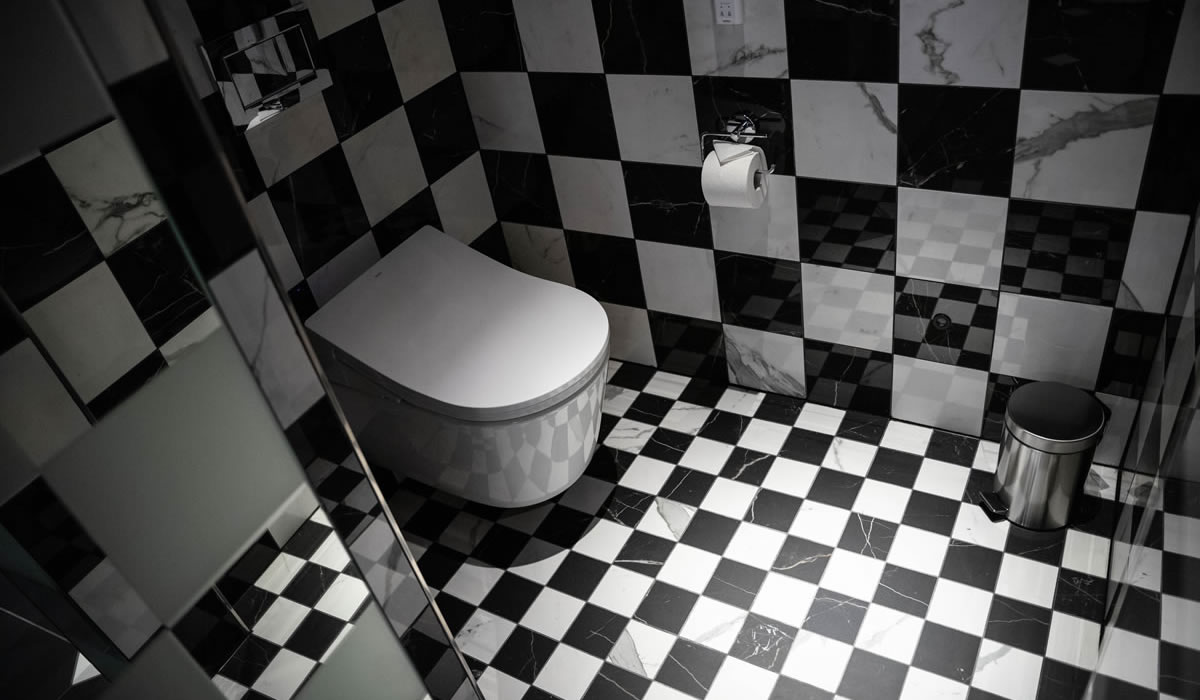 A hotelszobákhoz tartozó fürdőszobák hidegburkolása Mapei termékekkel