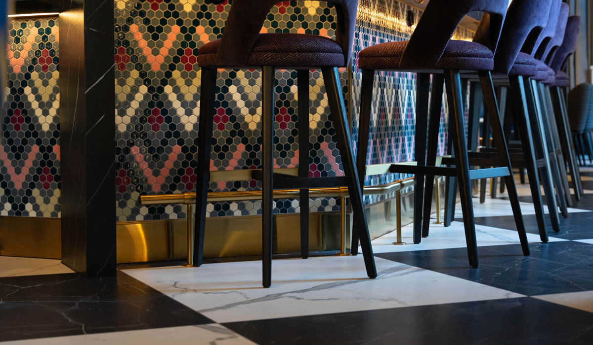 A W LOUNGE étterem hidegburkolata a mozaiktól a nagyméretű lapokig