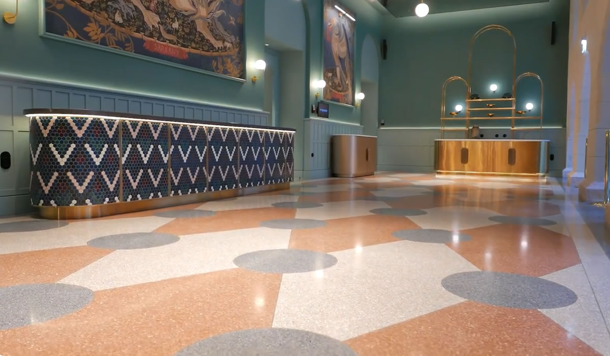 Kortárs terrazzo padló a szálloda földszintjén