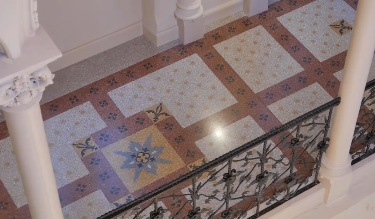 Műemléki terrazzo padló a szálloda emeleteinek közlekedő folyosóin 