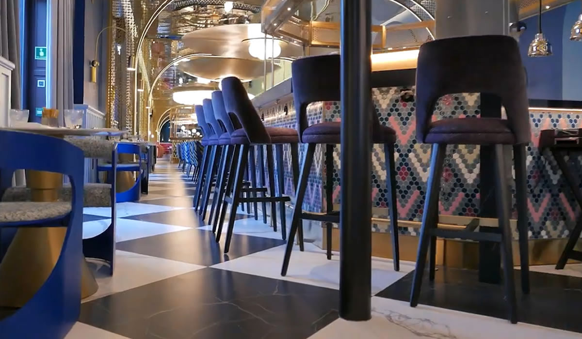 A W LOUNGE étterem hidegburkolata a mozaiktól a nagyméretű lapokig