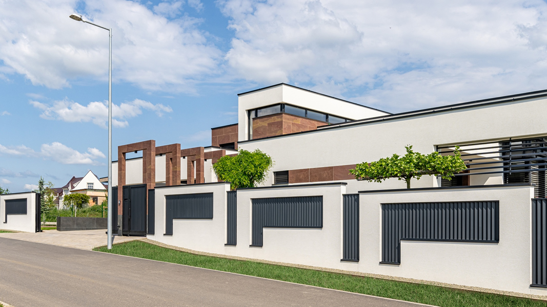 SYBA LAM E 150 és LAM E 300 extrudált alumínium óriáslamellás árnyékoló – Péter Villa (fotó: Hlinka Zsolt)