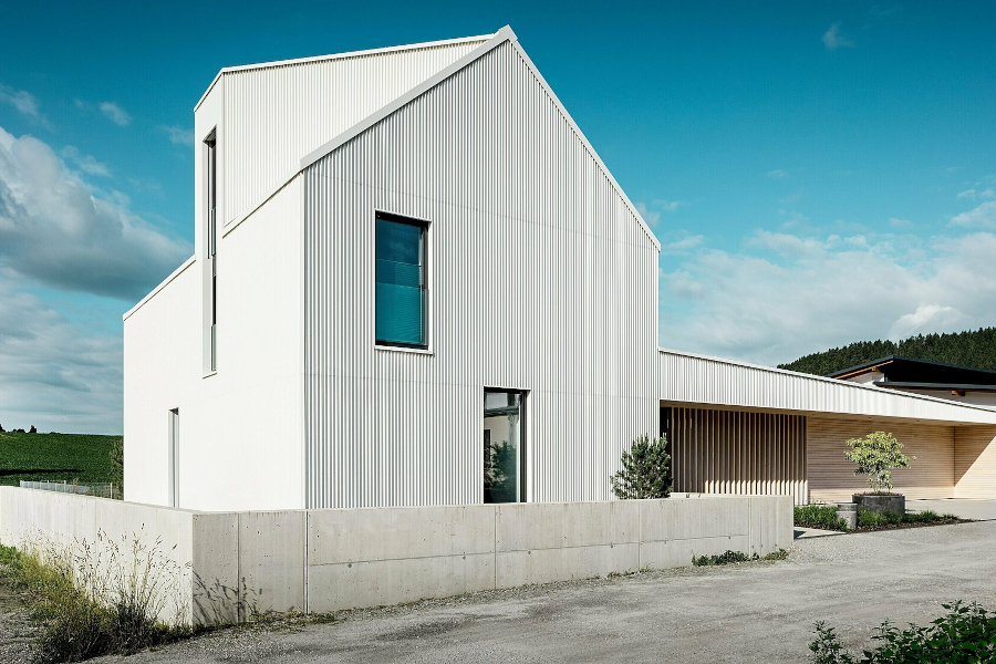 PREFALZ tető és homlokzat a látványos freistadti fehér házon