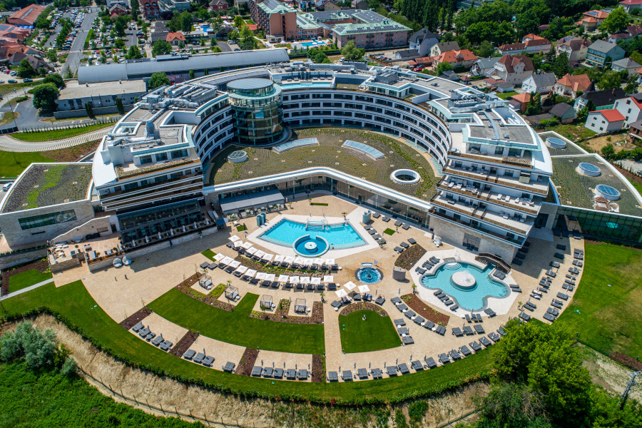 Prémium esztétika és mérnöki precizitás: Íves burkolatok Buzon állítható talprendszeren a hévízi Le Primore Hotel & Spa-ban