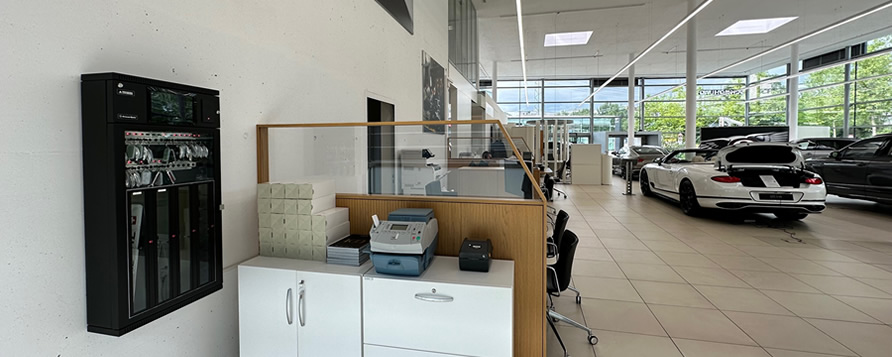 ProxerSafe® Box kombinált okos szekrény a zürichi Bentley szalonban