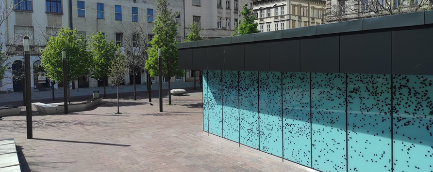 Rákosy Glass üvegek az M3 metró Arany János utcai megállójánál