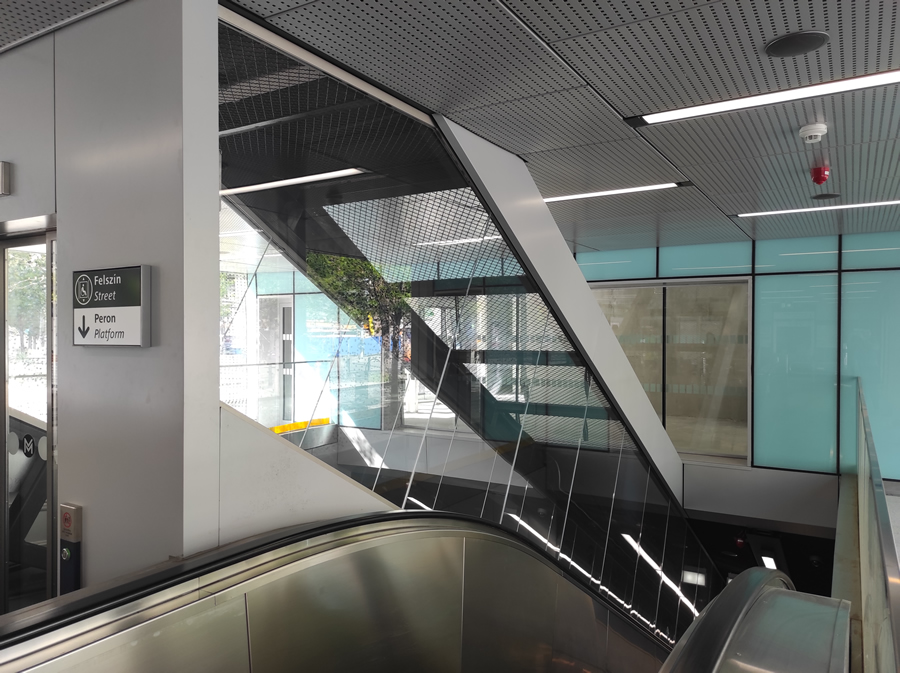 Rákosy Glass üvegek az M3 metró Arany János utcai megállójánál