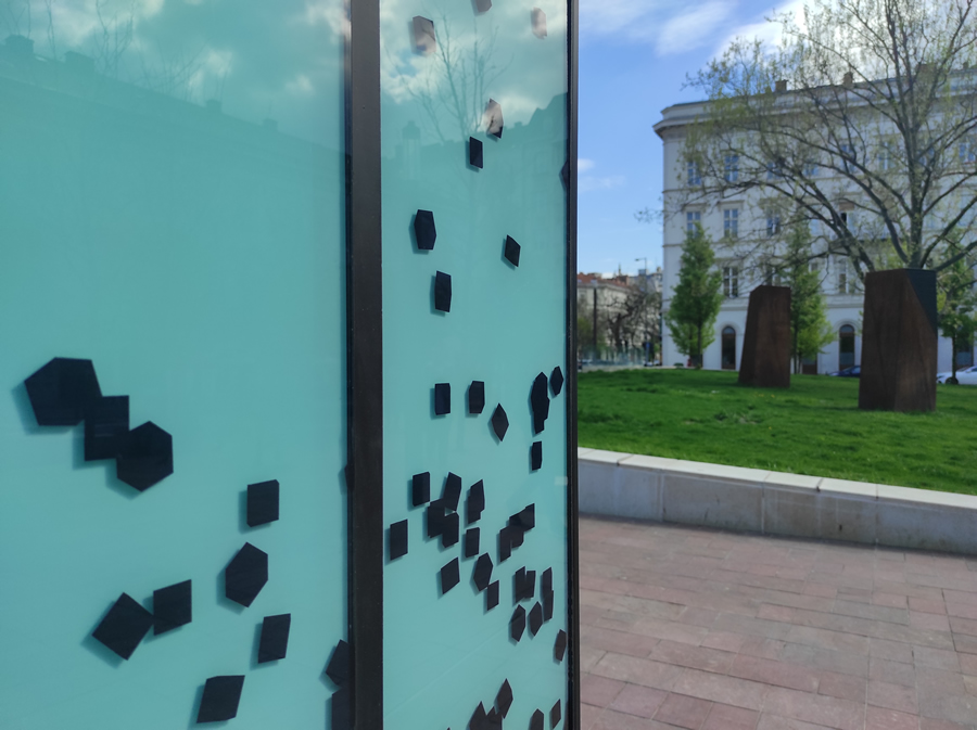 Rákosy Glass üvegek az M3 metró Arany János utcai megállójánál