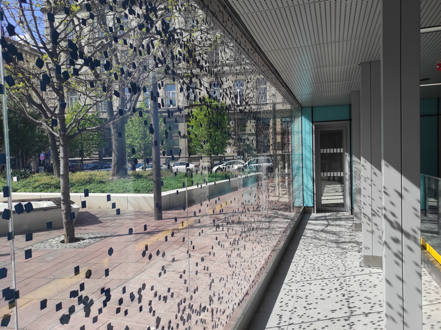Rákosy Glass üvegek az M3 metró Arany János utcai megállójánál