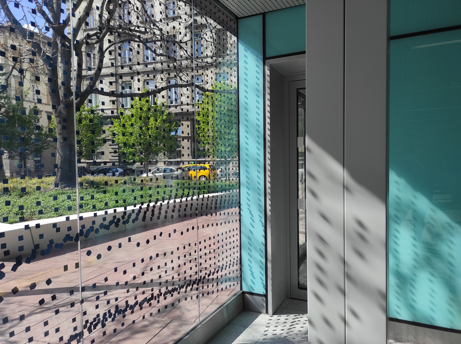 Rákosy Glass üvegek az M3 metró Arany János utcai megállójánál