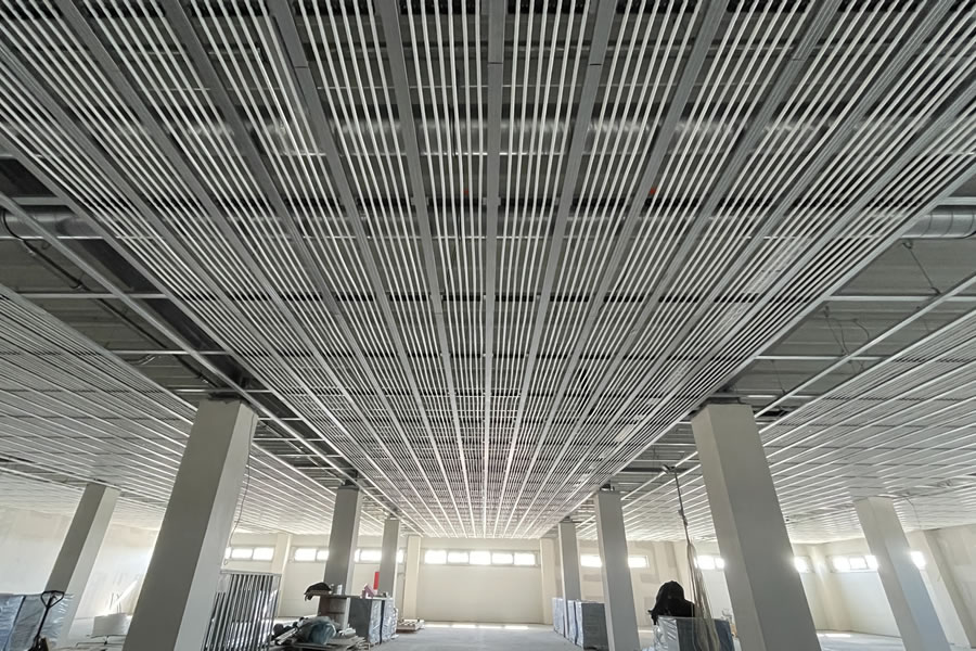 RAUTHERM RAILFIX szabadon szerelt hűtőmennyezet majd kétezer négyzetméteren