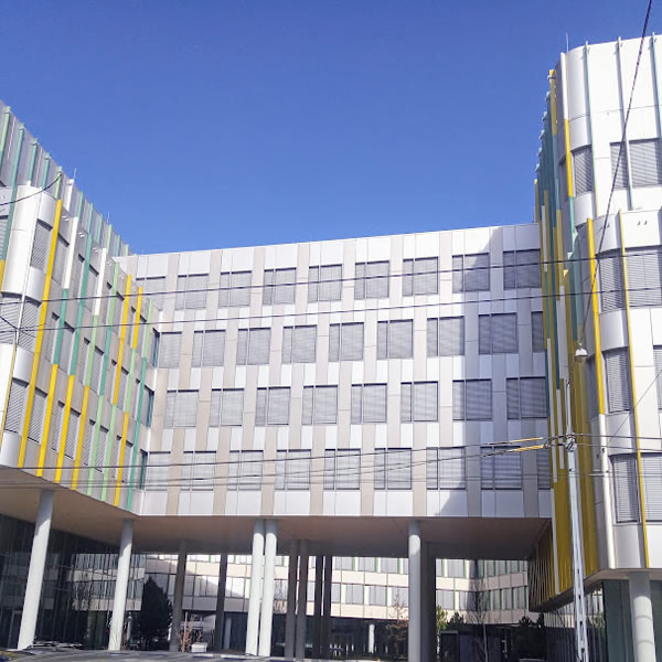 L-80 típusú zsaluziák a Pillar Irodaház négy tornyán