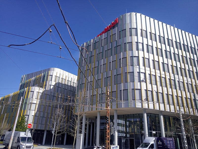 L-80 típusú zsaluziák a Pillar Irodaház négy tornyán