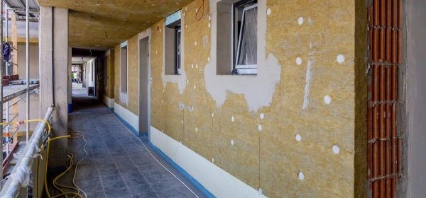 ROCKWOOL Frontrock Max E homlokzati hőszigetelés a debreceni Párizsi Udvarnál