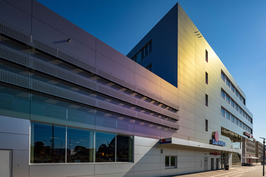 A Simmel Centrum homlokzatának fémes megjelenését erősítik a GEALAN ablakprofilok