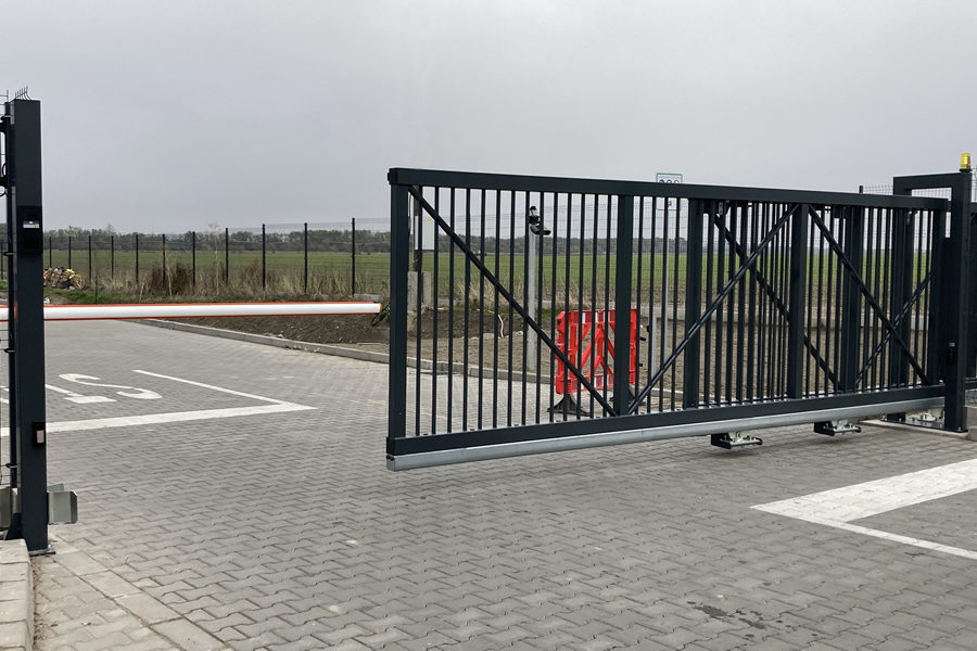 Steelvent ST22/5 teleszkópos úszókapu a Schneider Electric dunavecsi telephelyén