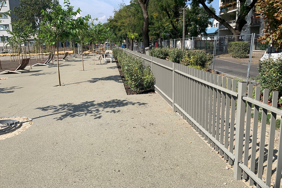 Stílusos határvonal: myMIX Flat kerítés egy budapesti helyszínen