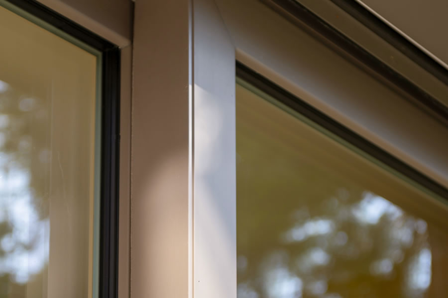 Szögletes elegancia: prémium GEALAN-KUBUS® ablakok egy modern villában
