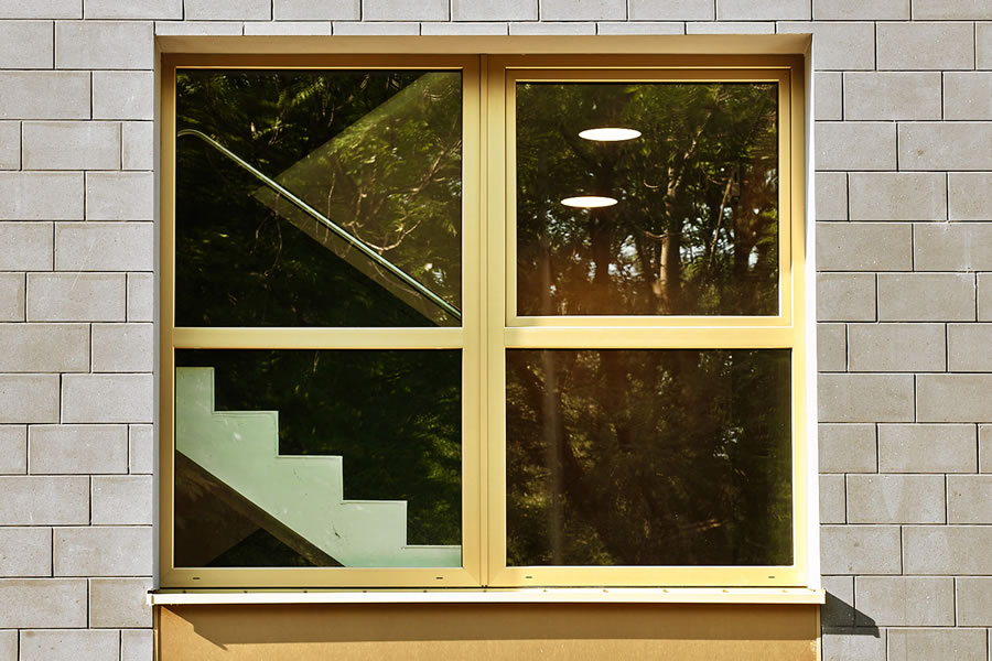 Társasházi GEALAN ablakok innovatív akriltechnológiás felülettel