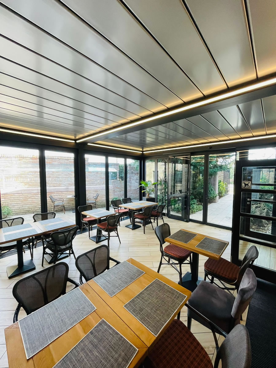 Exkluzív éttermi élmény a tatai Platán Bisztró Skyroof Prestige pergolája alatt