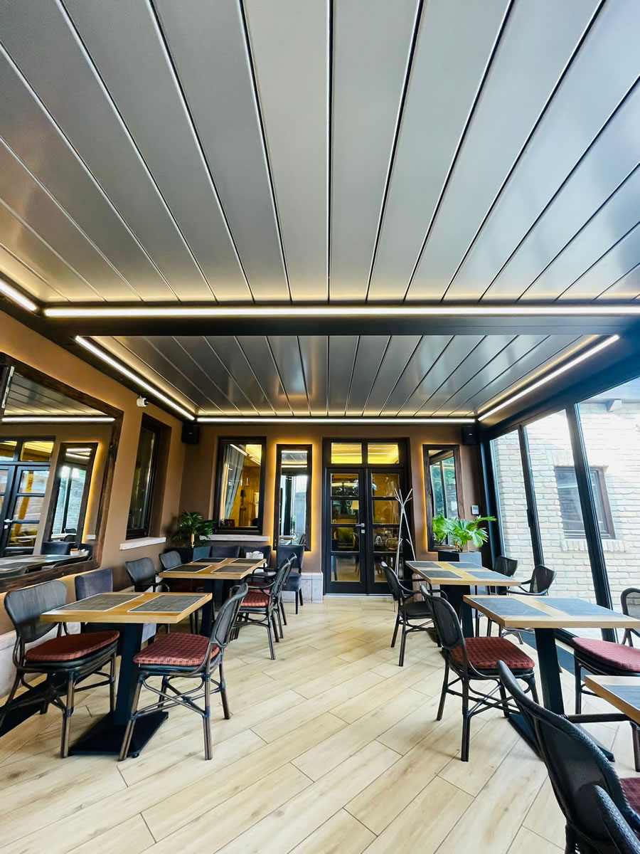 Exkluzív éttermi élmény a tatai Platán Bisztró Skyroof Prestige pergolája alatt